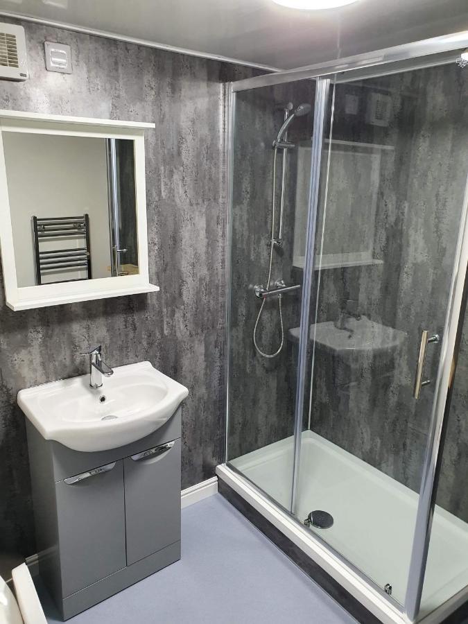 Red Lion Rooms - Self Check In Долтон-ін-Фернес Екстер'єр фото